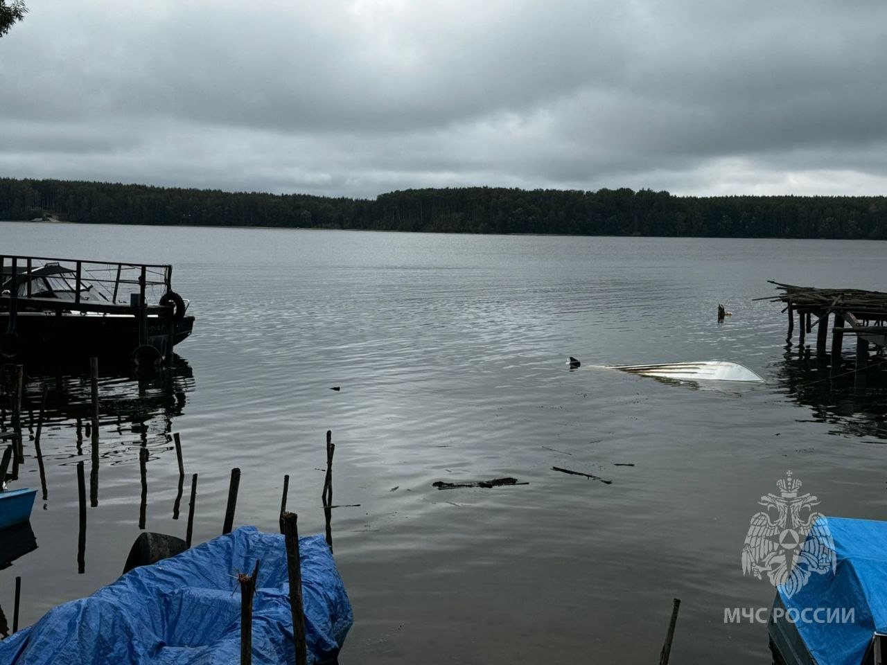 В Нижегородской области перевернулась лодка с рыбаками — фото