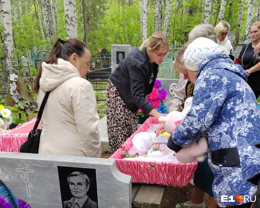 «Люди очень помогли семье». Родители похоронили малышку, утонувшую под Екатеринбургом