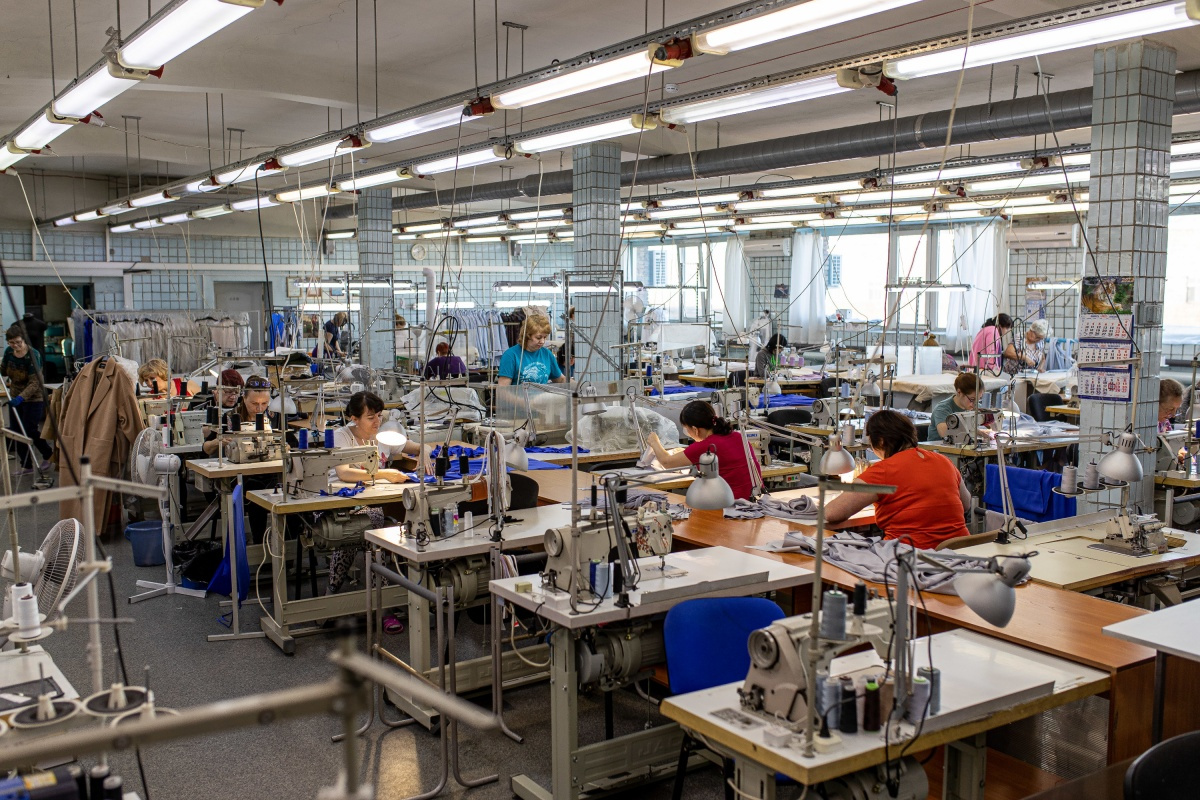 На новосибирской фабрике Валерия Зеленова шьют одежду марок Bizzarro и CUVEE