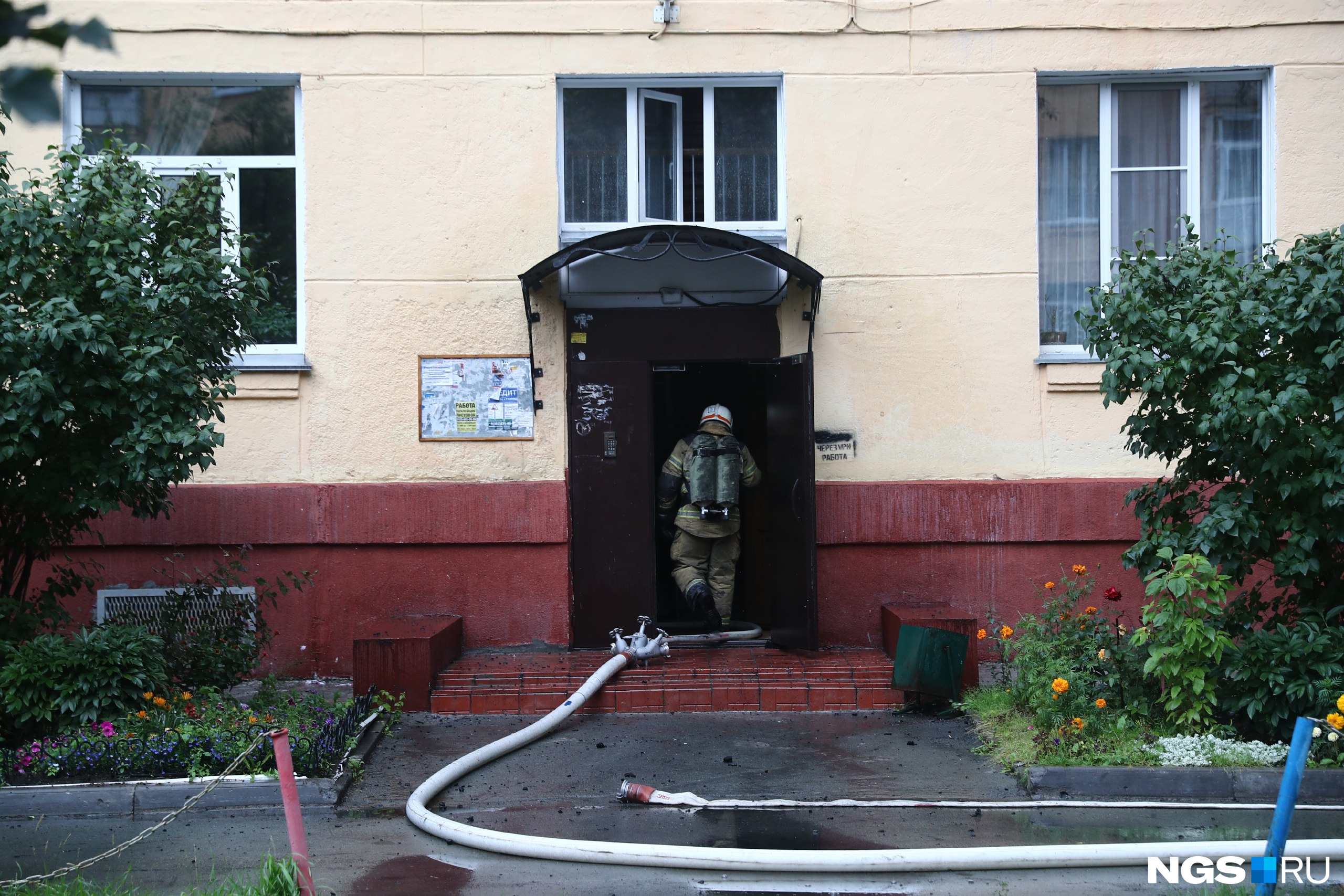 В ликвидации возгорания участвовали 45 пожарных и 14 единиц техники МЧС