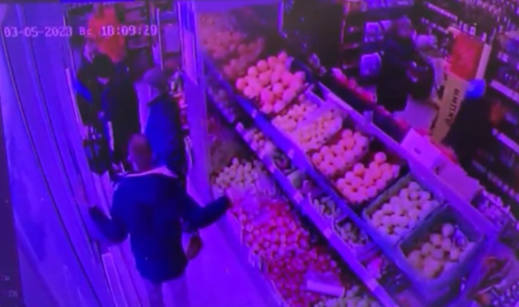 В Петербурге сотрудник магазина скончался после драки с похитителями продуктов