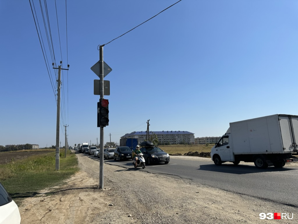 Вот тот самый светофор и пробка со стороны «Крепости» в час дня Вот тот самый светофор и пробка со стороны «Крепости» в час дня