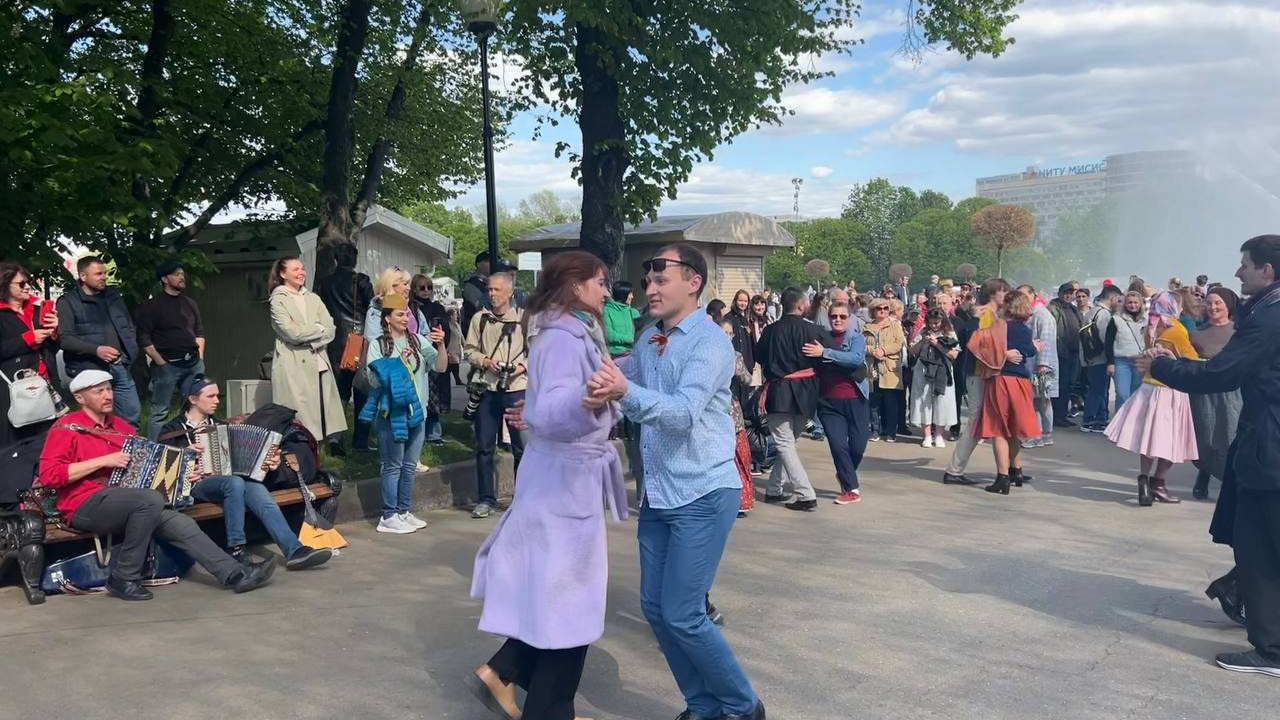 Огромные очереди и пляски под баян: показываем, как москвичи встретили День Победы в Парке Горького
