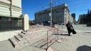 Плитка на лестнице напротив мэрии Новосибирска разрушилась — ее оградили