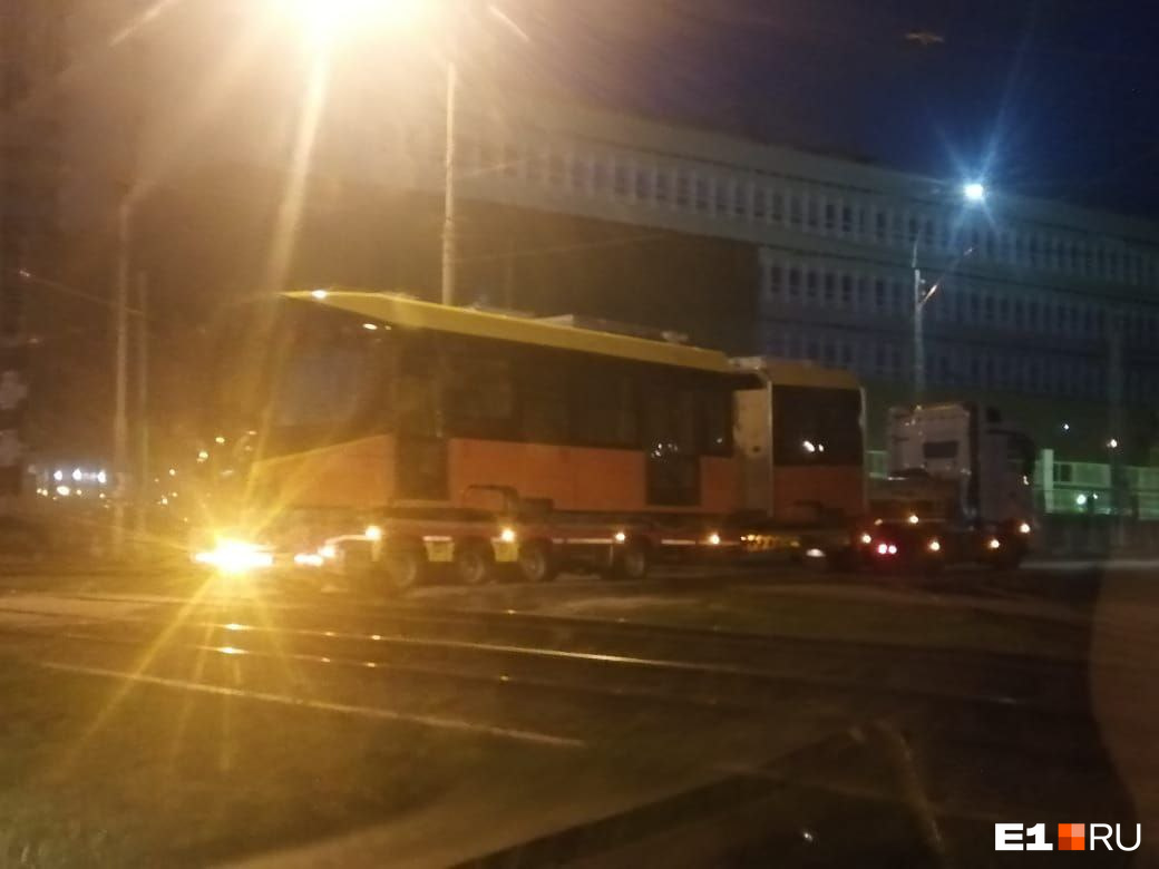В Екатеринбург по частям привезли новый трехсекционный трамвай — видео