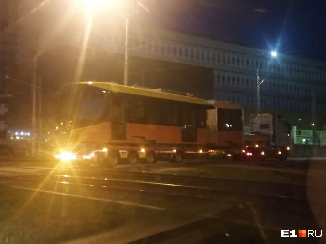 В Екатеринбург по частям привезли новый трехсекционный трамвай — видео