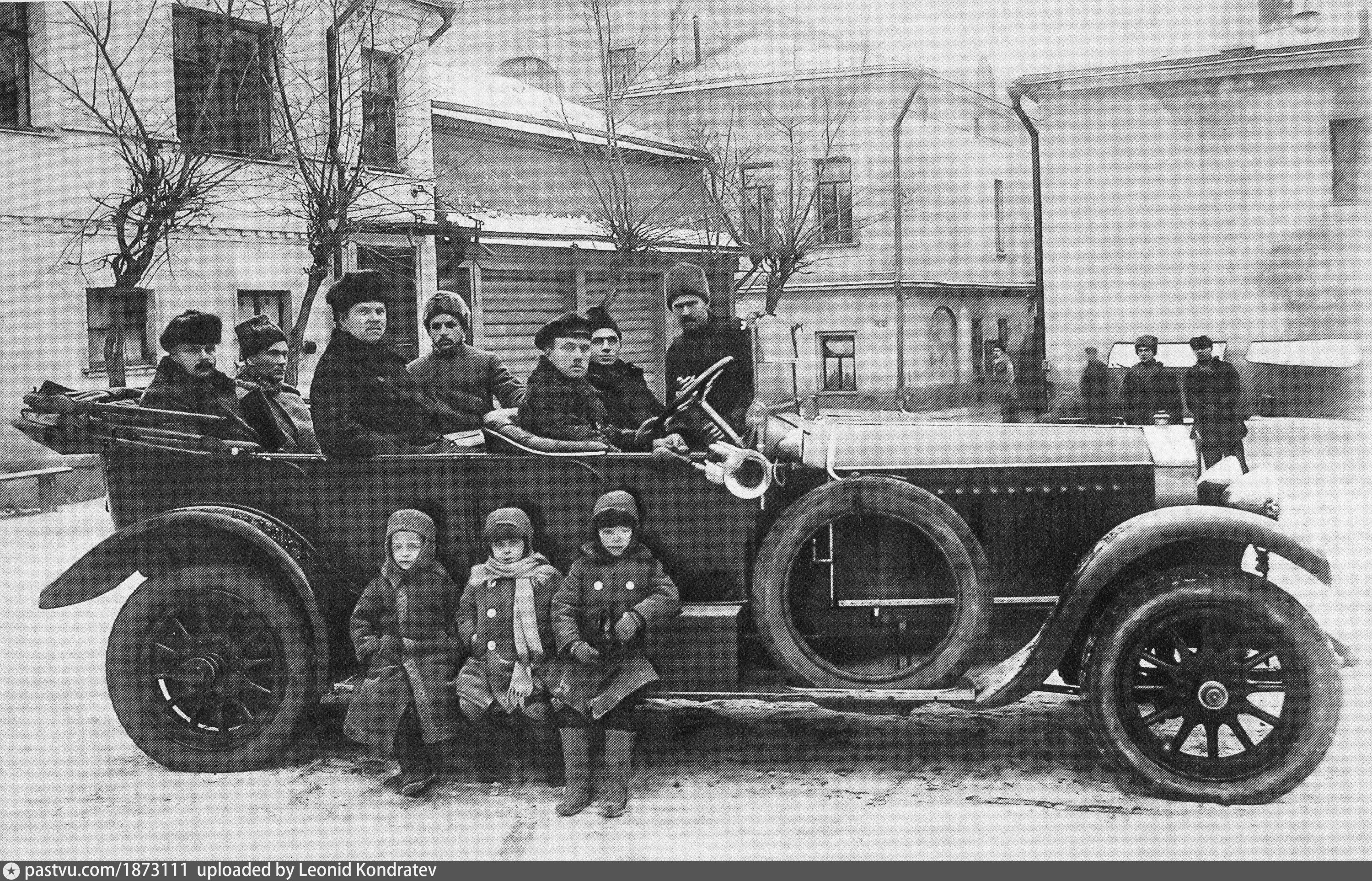 Мальчишки в почти одинаковых тулупах тоже сфотографировались рядом с автомобилем, которые тогда еще были редкостью