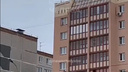 В Челябинске ребенок вылез на подоконник на десятом этаже и свесил ноги