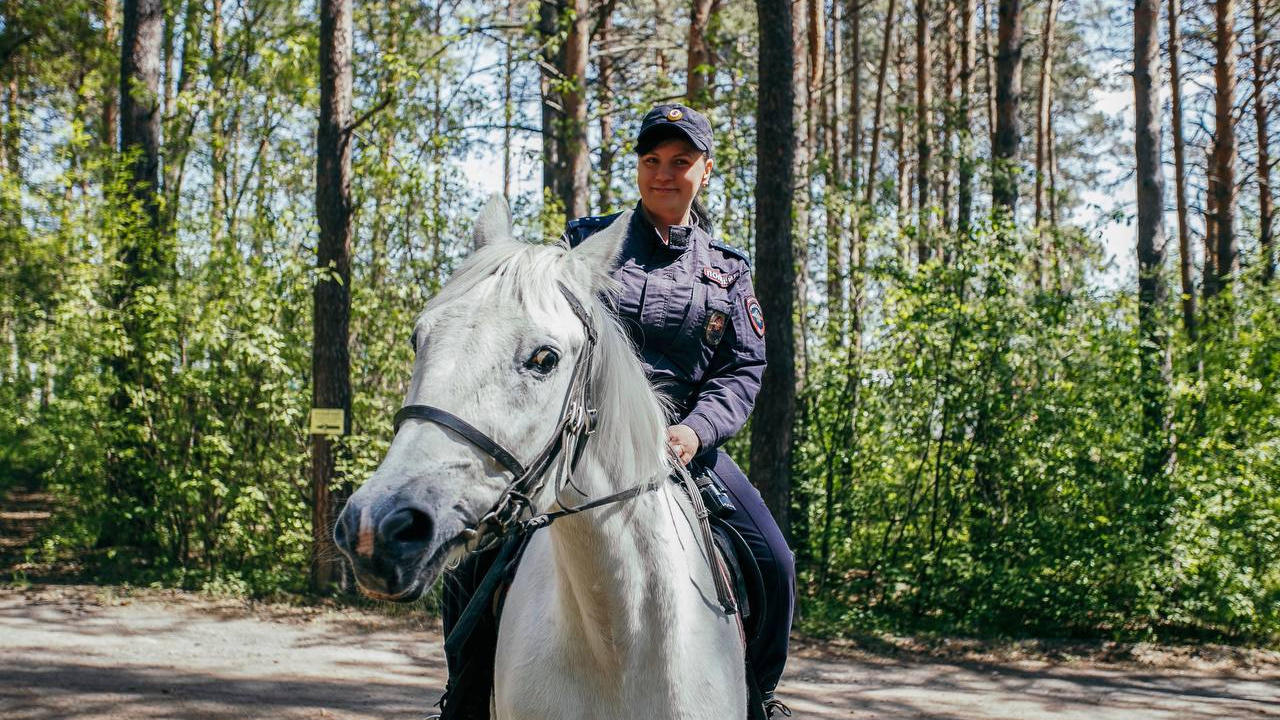 «Я пресекла его действия конем»: красотка на белом жеребце — о службе в полиции и о том, зачем укусила лошадь