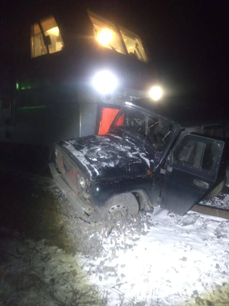 Машина столкнулась с грузовым поездом на Забайкальской железной дороге