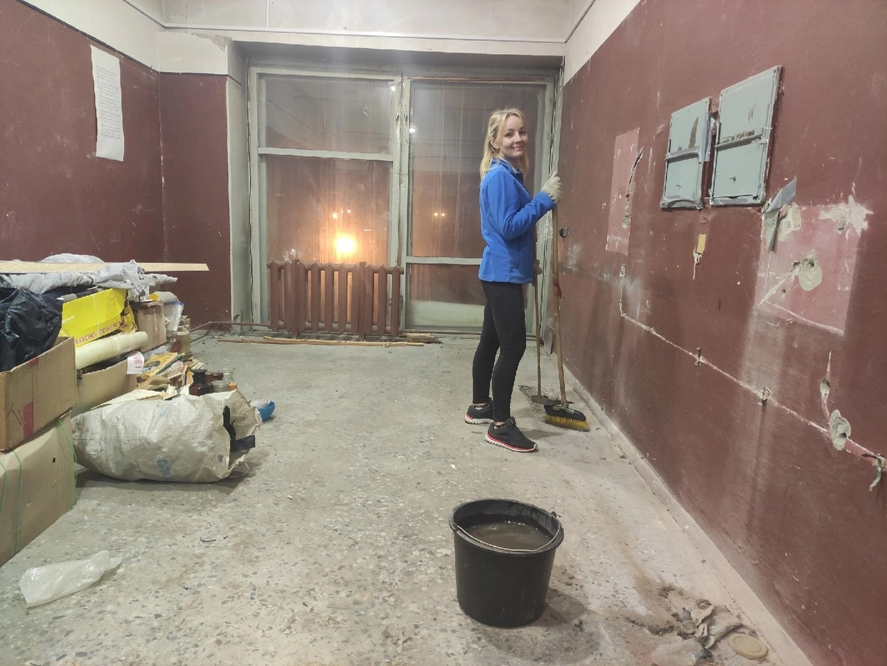 Юлия во время ремонта в «туристском» кабинете школы