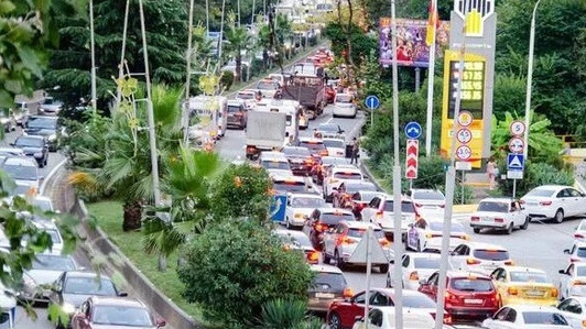 Люди покидают машины и бегут: пробка на трассе Сочи - Адлер растянулась на несколько микрорайонов