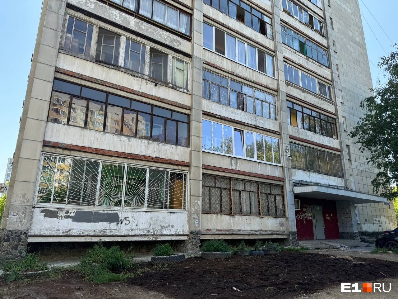 В Екатеринбурге 14-летняя школьница выпала из окна. Она в реанимации