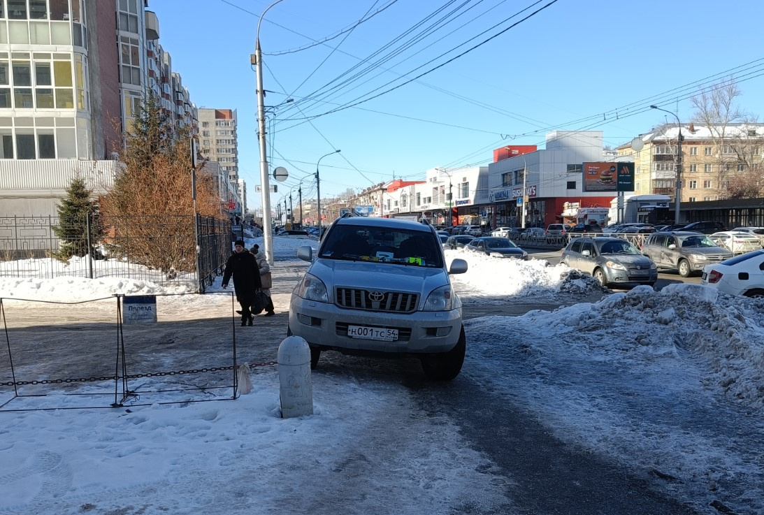Авто помешало пешеходам Авто помешало пешеходам