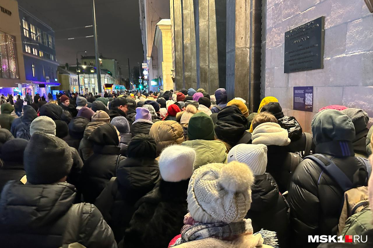 ЧП в метро: на синей ветке московского метро произошел транспортный  коллапс, почему на станции «Бауманская» Арбатско-Покровской линии так много  людей, что произошло на станции «Бауманская» - 22 ноября 2023 - msk1.ru