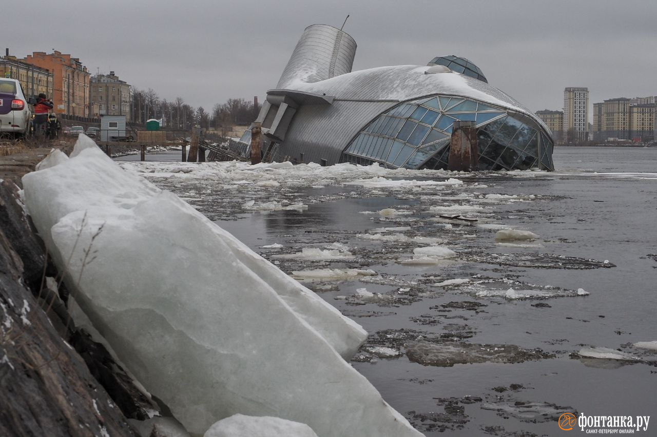 «Серебряный кит» стал тонуть в Неве из-за повреждения понтона. Виноват лёд