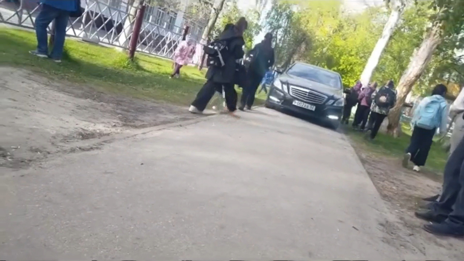 Полиция оштрафовала водителя Mercedes, который проехал по тротуару возле школы в Нижнем Новгороде