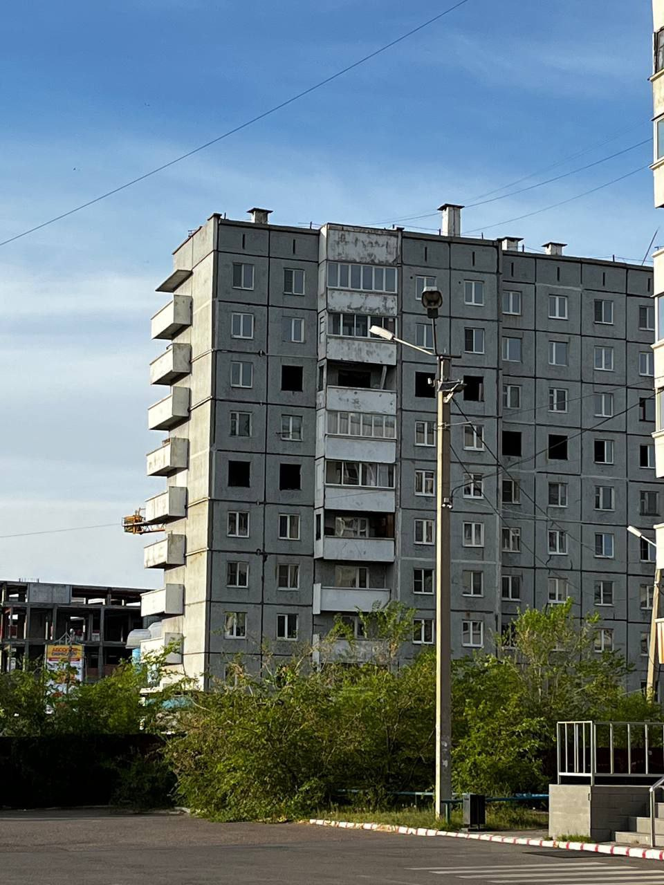 Жители «падающего» дома в Чите начали выносить окна из своих квартир