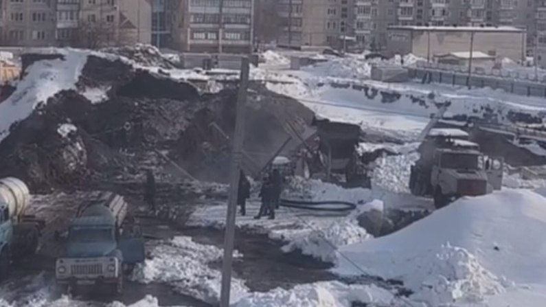 Бетономешалка провалилась под землю в Челябинской области. Видео с места происшествия