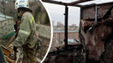 Спасатели убрали опасные конструкции с крыши дома на улице Советской после пожара