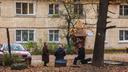 Старики сидят на покрышках возле бараков: гуляем по району Ярославля, где время ощущается иначе