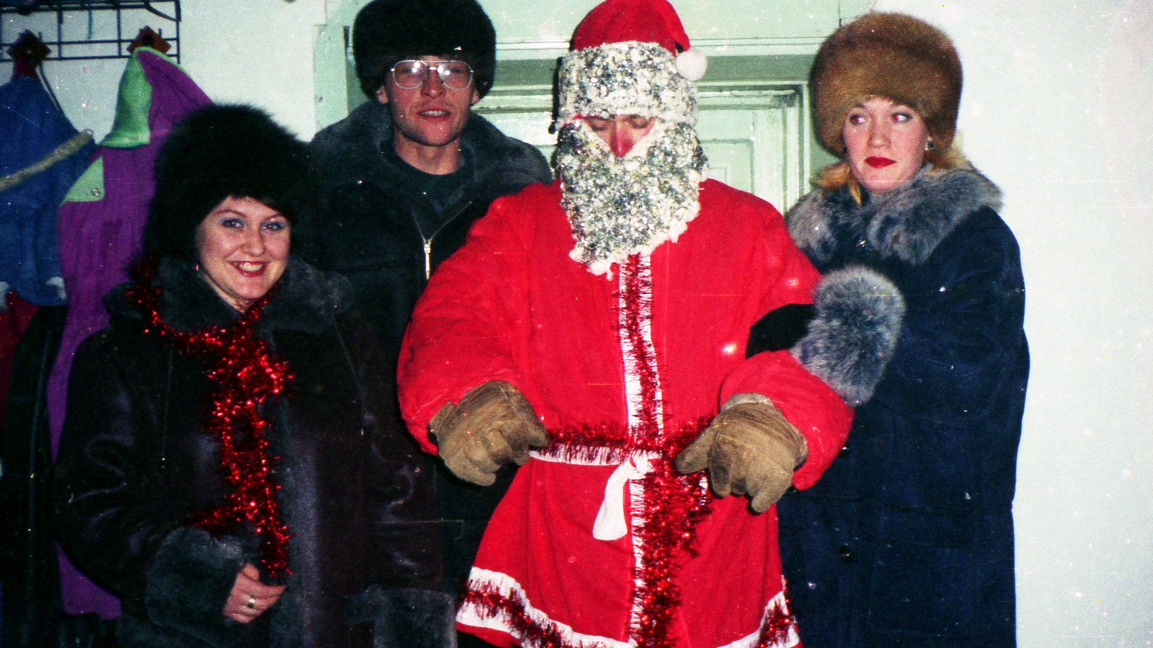 Меховые шапки, костюмы из мишуры и ананасы: смотрим, как в Челябинске отмечали Новый год в 1990-е (осторожно, ностальгия!)