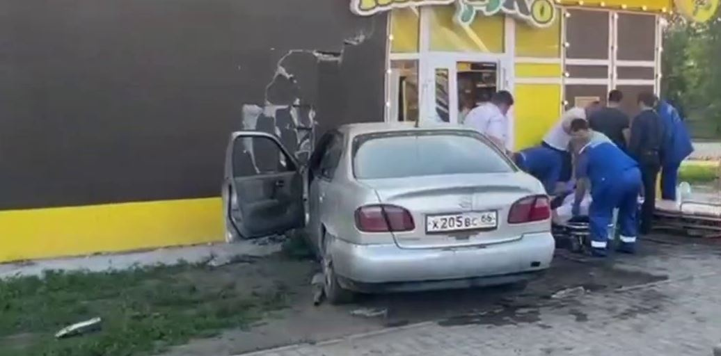 В Екатеринбурге водитель снес трех пешеходов и врезался в пивной магазин