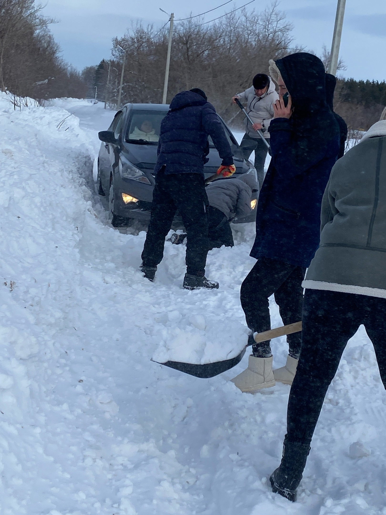 Тут машину откапывали сразу несколько человек