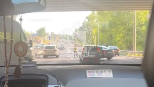 В Воронеже мужчина упал с моста на проезжую часть — это попало на видео