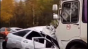 В Архангельске пассажирский автобус столкнулся с легковушкой: жуткое ДТП сняли на видео