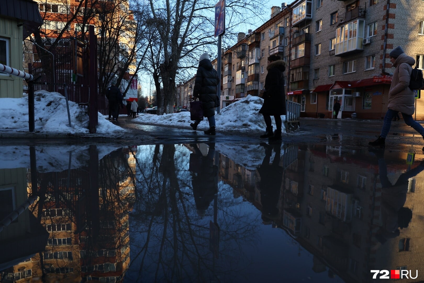 Талая вода от снега наделает много проблем коммунальщикам. Это всё придется убирать Талая вода от снега наделает много проблем коммунальщикам. Это всё придется убирать