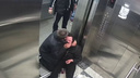 В новосибирской многоэтажке мужчина побил женщину в лифте — потом он поцеловал ее и умыл