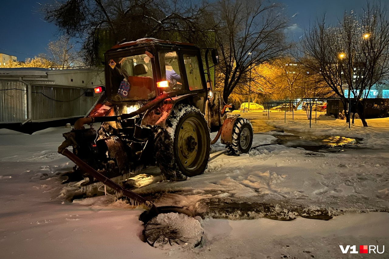 Электрика в квартире. Удар током высокого напряжения. Электричество ногами. Девушка электромонтажник. Девушка электричество.