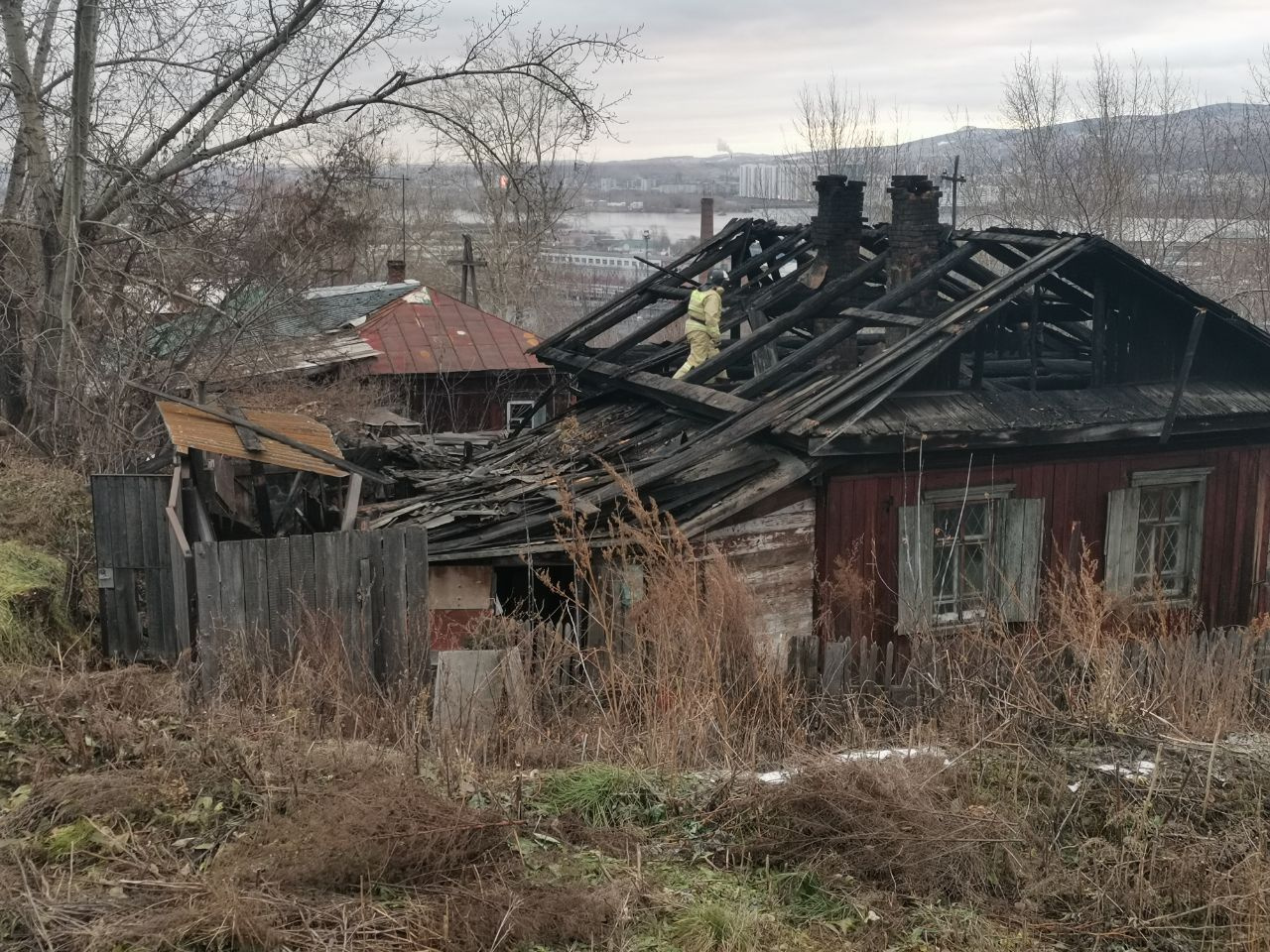 Новости красноярска николаевка. Фото горящего дома. Николаевки дома. Застройка. Старая Николаевка.