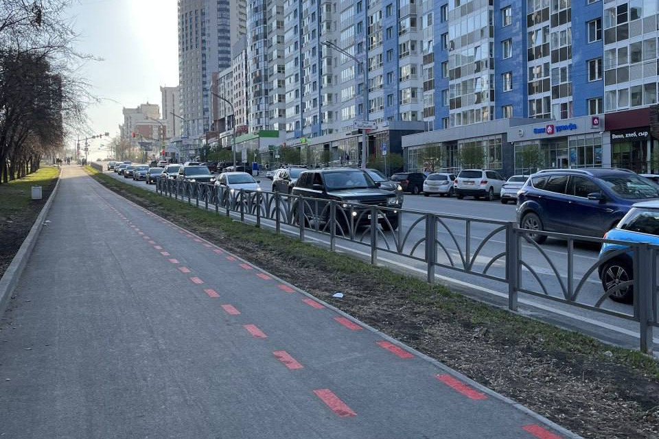 Стало известно, откуда на тротуарах в Екатеринбурге взялась новая разметка. Ее сделали не власти