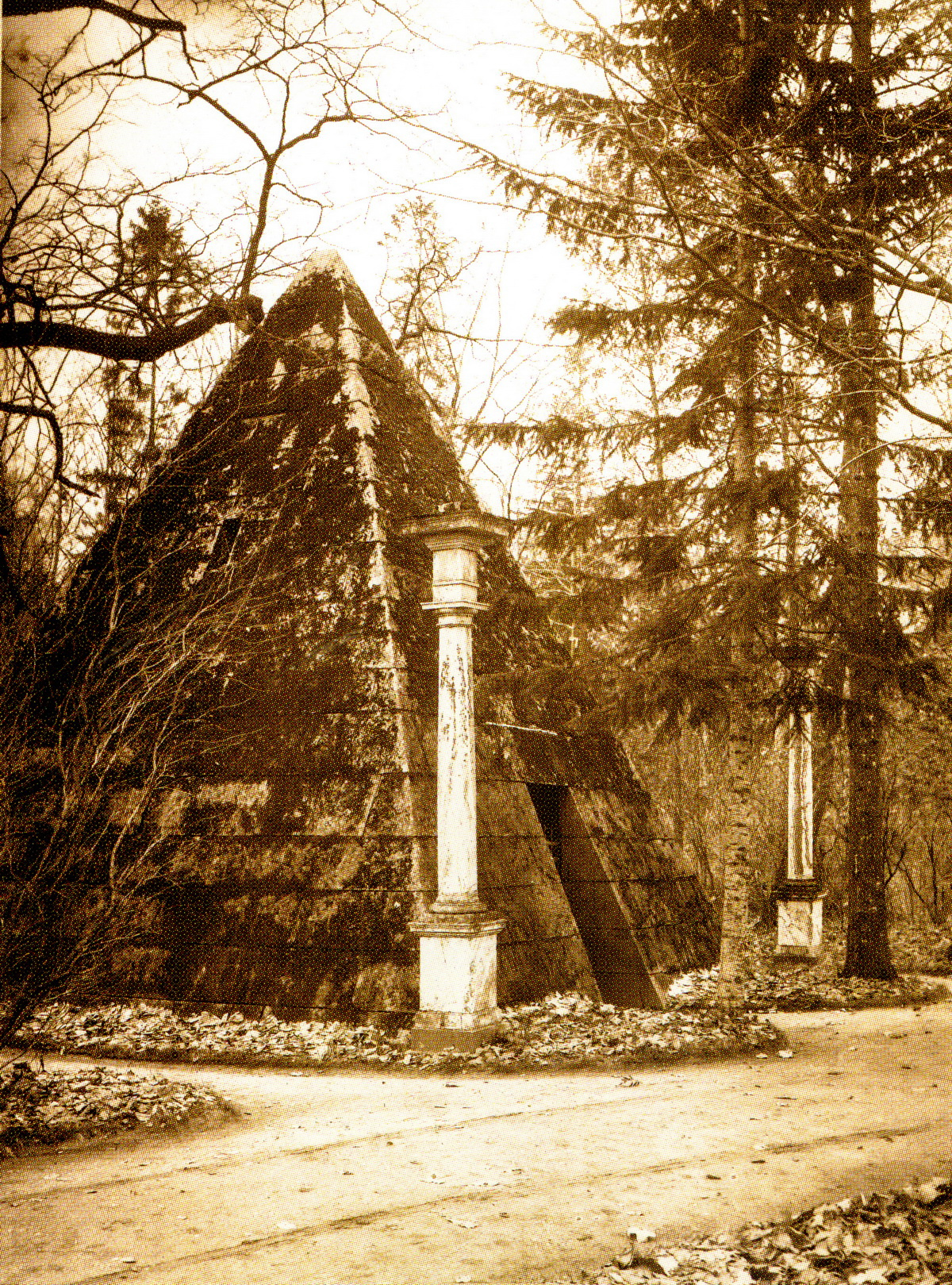 Пирамида в Екатерининском парке Царского Села. До 1917 г.