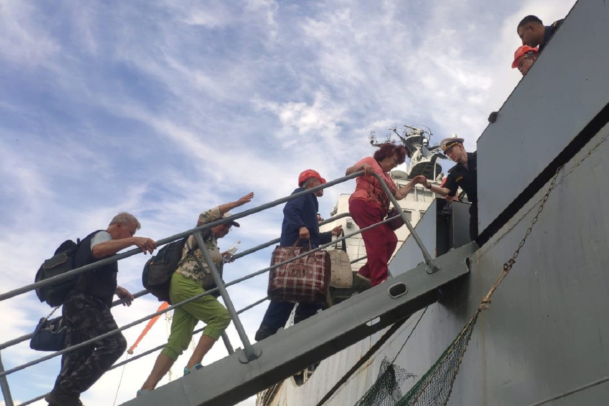 В Приморье военные корабли ТОФ вывозят из зоны затопления больше тысячи человек