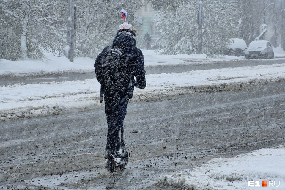 Просчитался, но где? Упрямый самокатчик пытался проехать по Екатеринбургу в снегопад: забавное видео