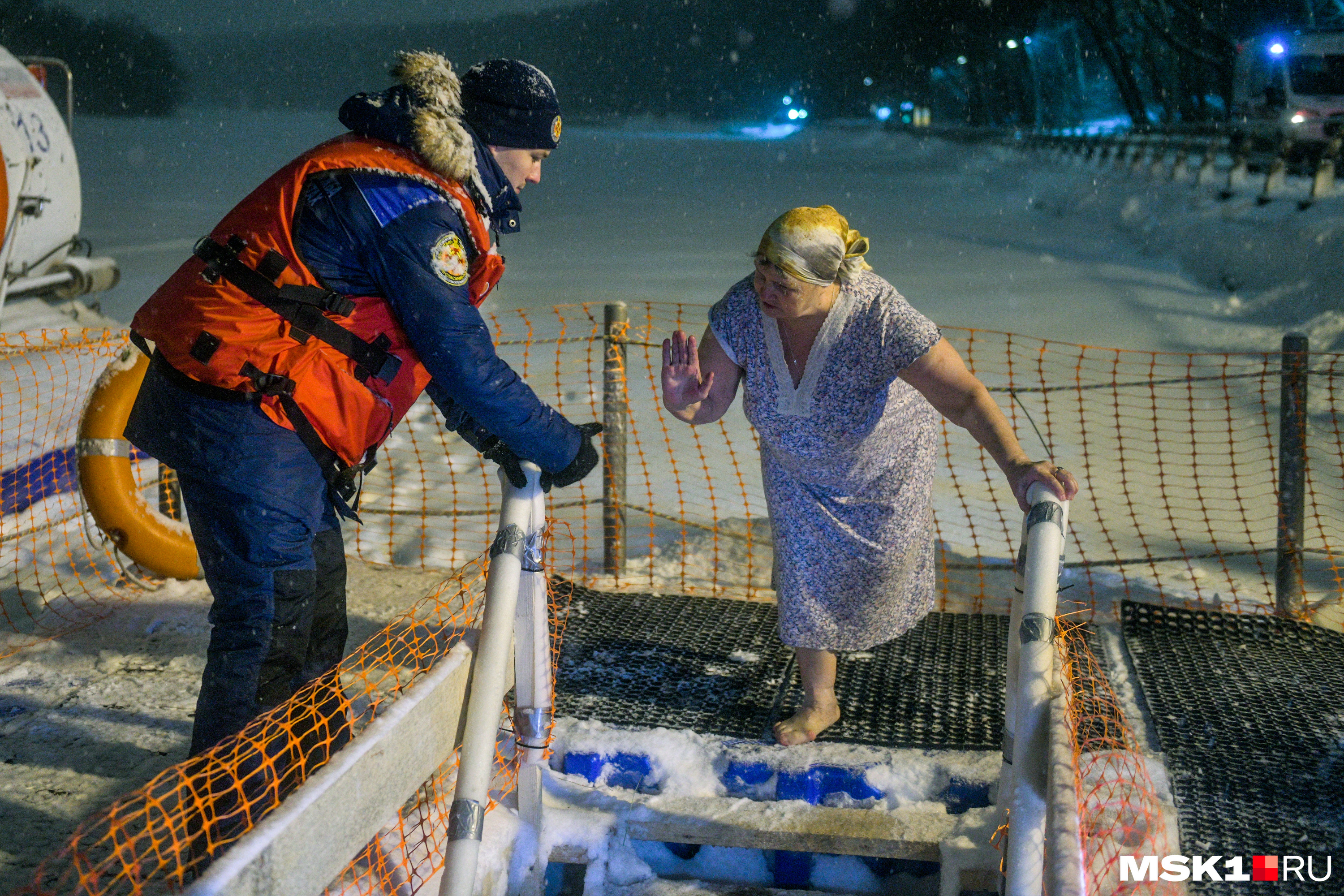 Но если в прорубь входят истинные знатоки, то тут и спасателям лучше постоять в сторонке