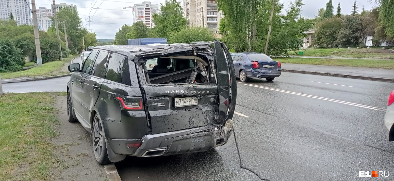 «Ущерб большой»: водитель Range Rover рассказал, как в него влетел автобус на Щербакова