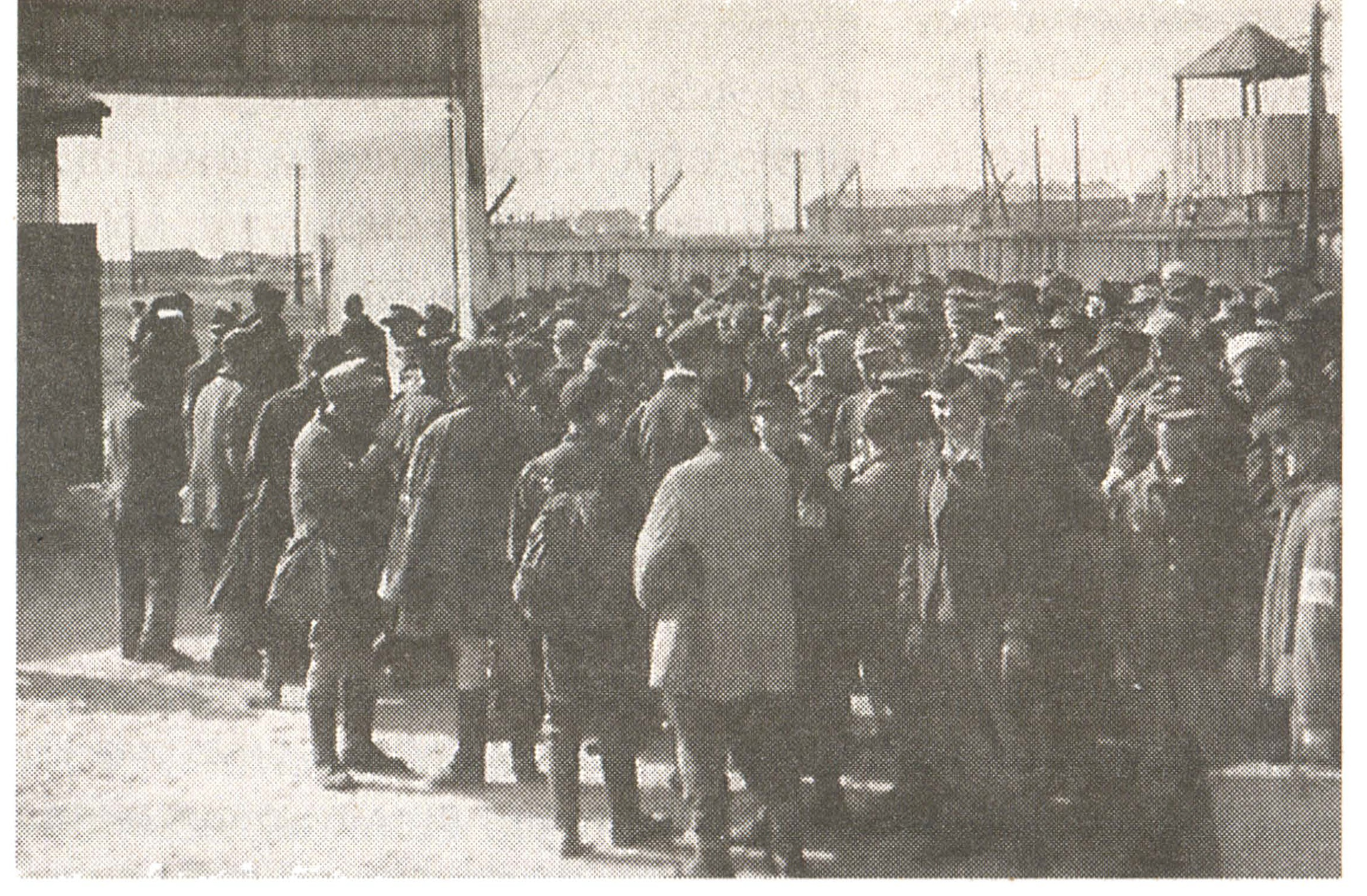 Немецкие военнопленные у входа в лагерь в Игумново под Дзержинском