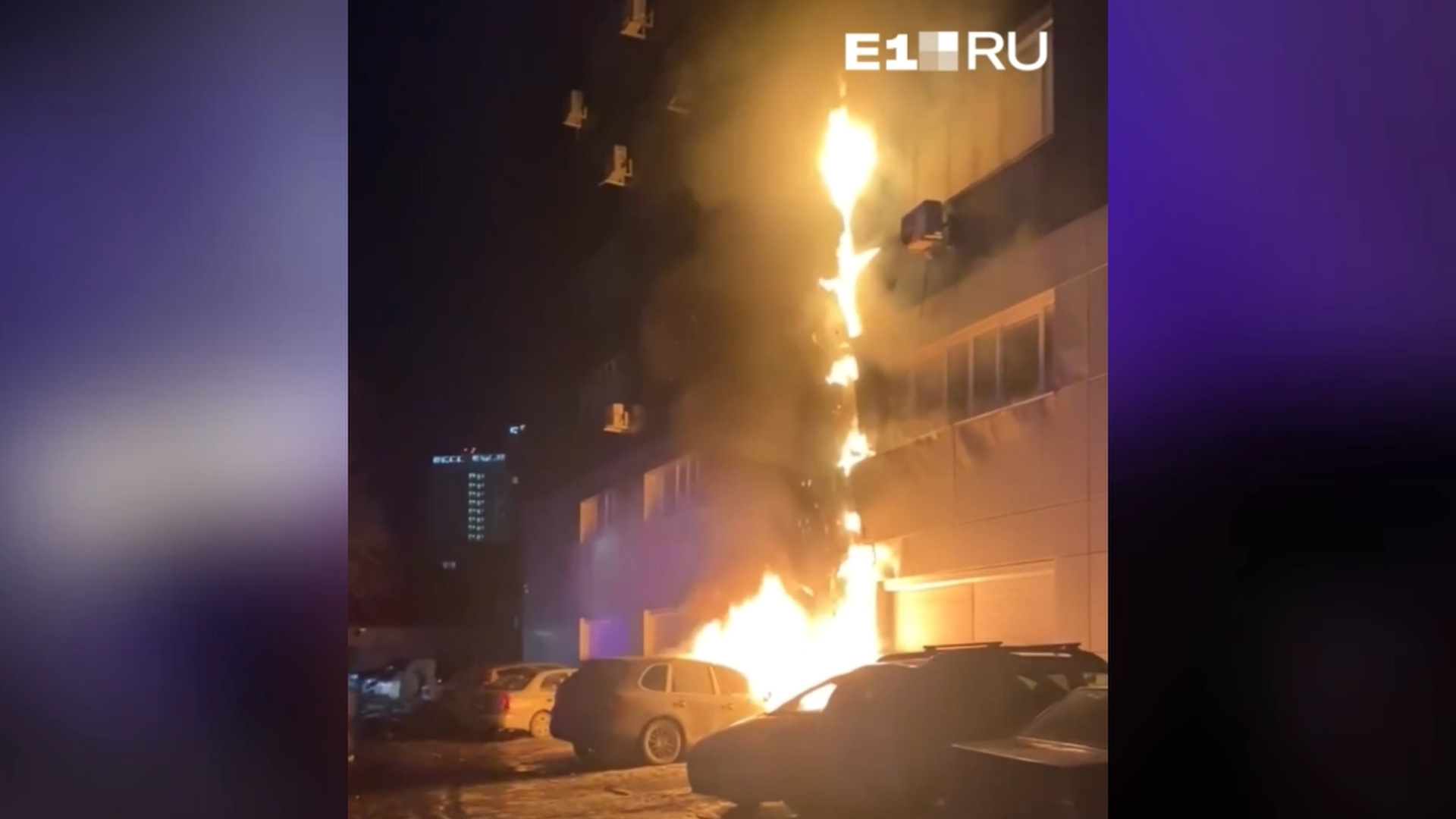 Всё началось с горящего Porsche. В Екатеринбурге ночью загорелось здание первого музея Ельцина