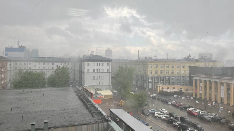 Летняя метель: на Новосибирск обрушился мощный град с дождем — видео из окон редакции НГС