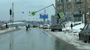 «Самосвал повалил столбы»: в Новосибирске светофоры упали на дорогу