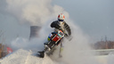 Рев моторов, скорость и адреналин: 10 крутых кадров с соревнований по снегоход-кроссу в Новосибирске