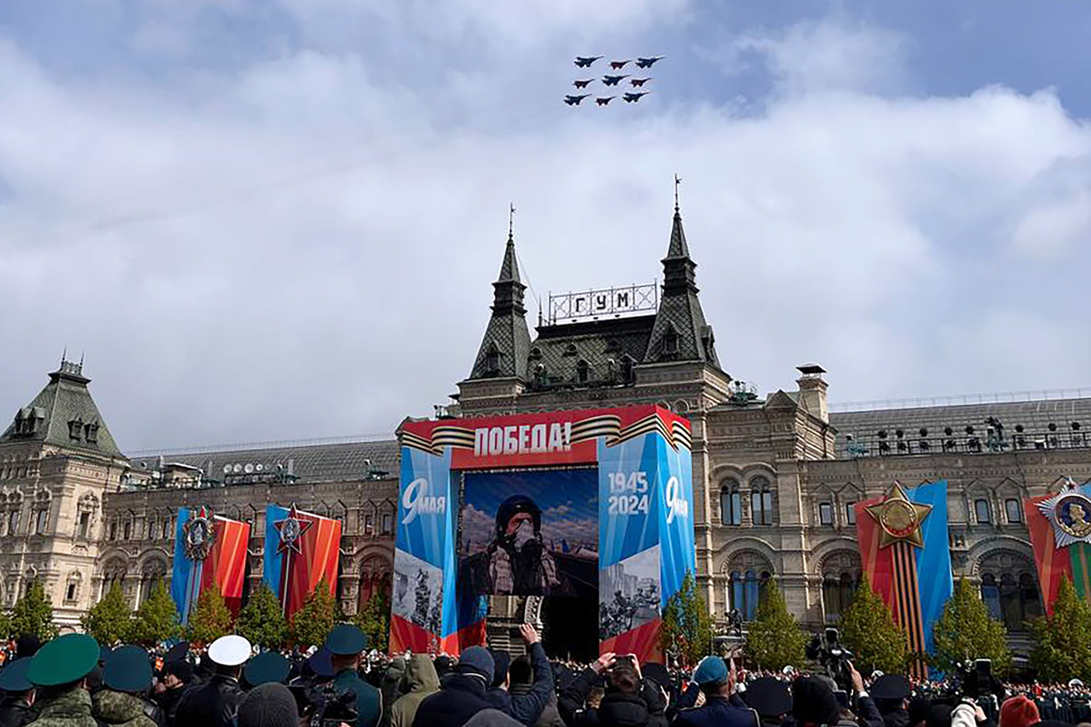 Парад Победы прошел на Красной площади в Москве, Путин возложил цветы - 9  мая 2024 - ФОНТАНКА.ру