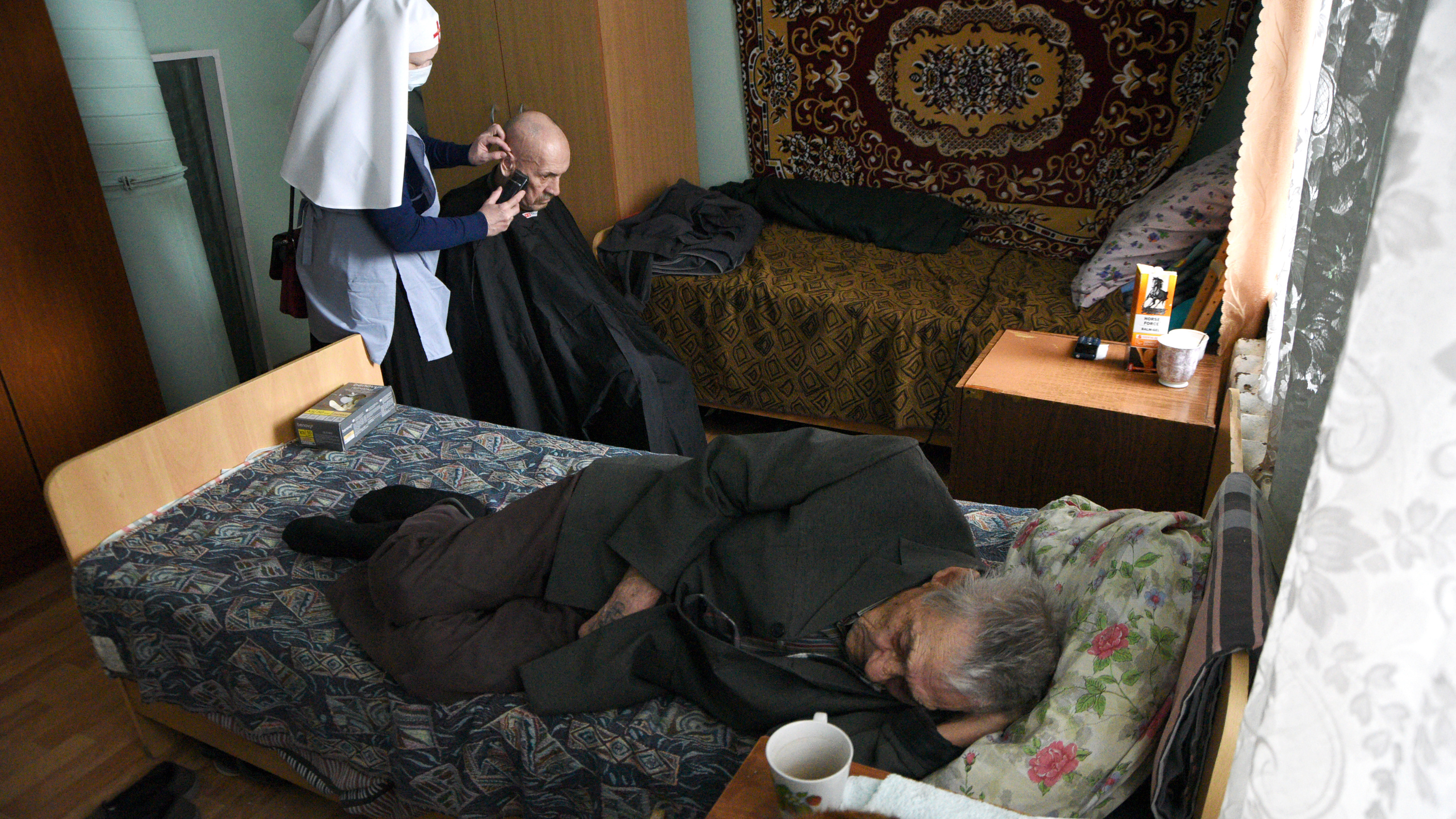 Такие грустные и одинокие: курганские волонтёры постригли пожилых людей в Лесниковском доме-интернате