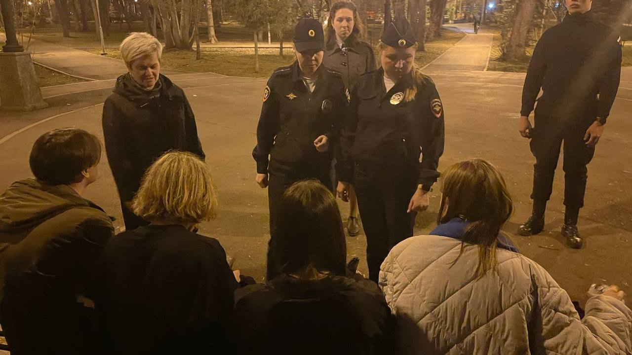 Гуляли допоздна и выпивали. Сколько подростков задержала полиция во время ночной охоты в Екатеринбурге