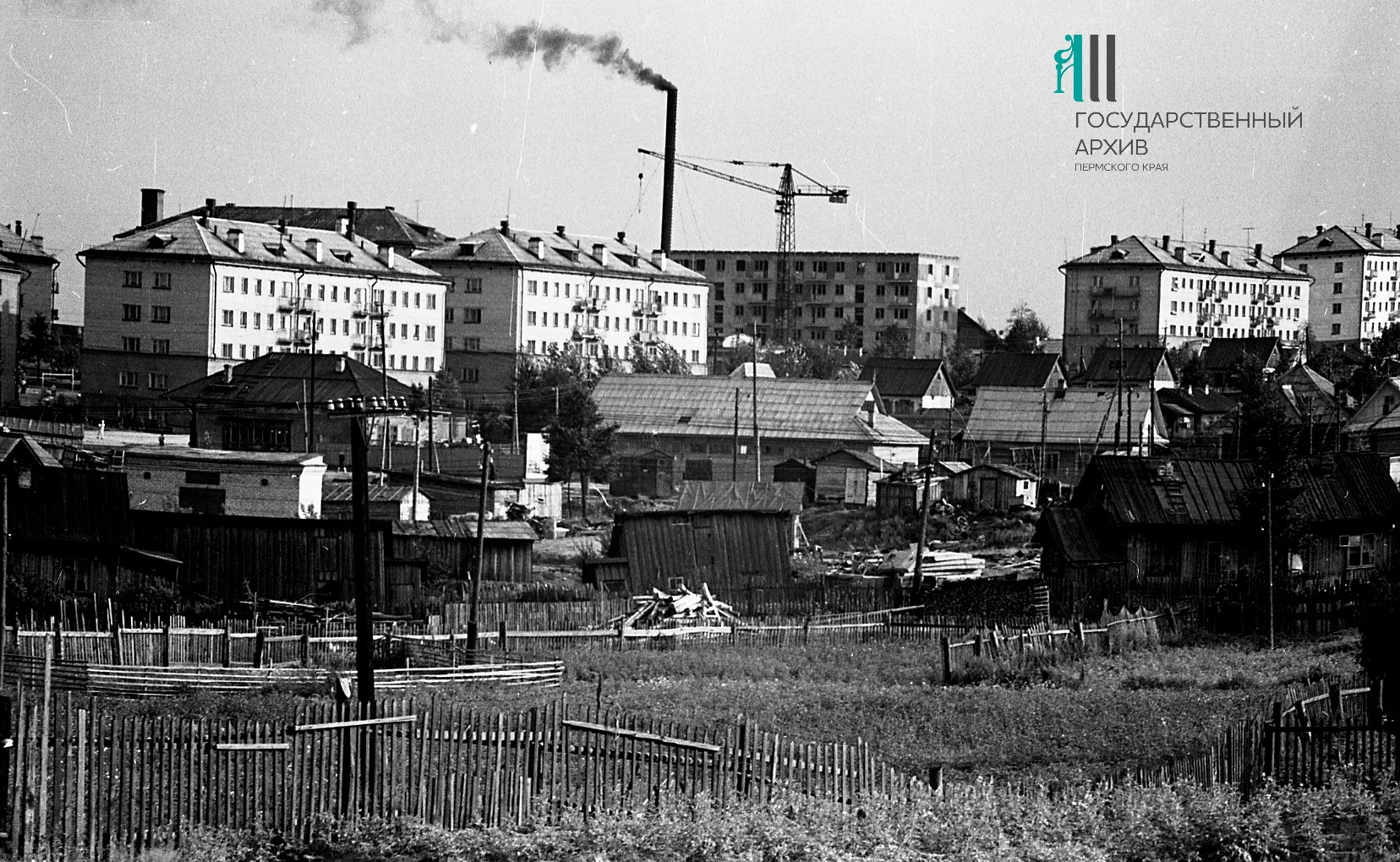 Виднеющиеся вдали дома находятся на улице Вильямса, перед ними можно рассмотреть старый рынок и огороды. Фото сделано летом 1962 года