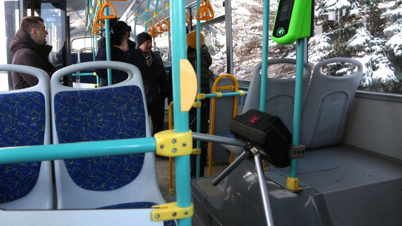 «Транспорт станет в <nobr class="_">1,5–2 раза</nobr> медленнее»: эксперты раскритиковали идею турникетов в пермских автобусах и трамваях